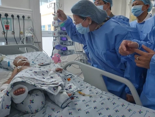 Phó Chủ tịch nước Đặng Thị Ngọc Thịnh thăm hai bé song sinh mới được phẫu thuật tách 