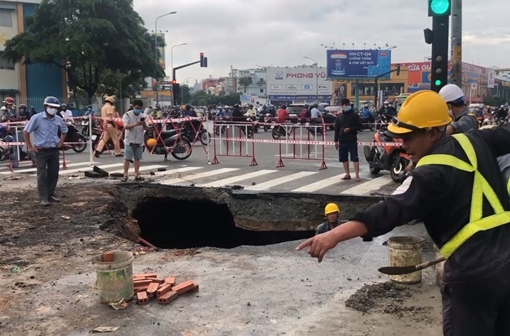 “Hố tử thần” rộng hơn 3m ở ngã tư sau cơn mưa lịch sử