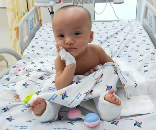 Hai bé Trúc Nhi - Diệu Nhi đã tự ngồi dậy và biết chơi đùa