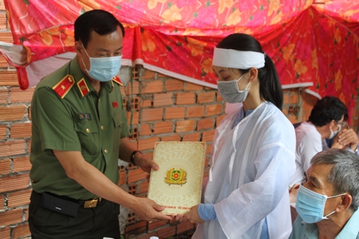 Thứ trưởng Lê Tấn Tới viếng Phó trưởng Công an xã hy sinh