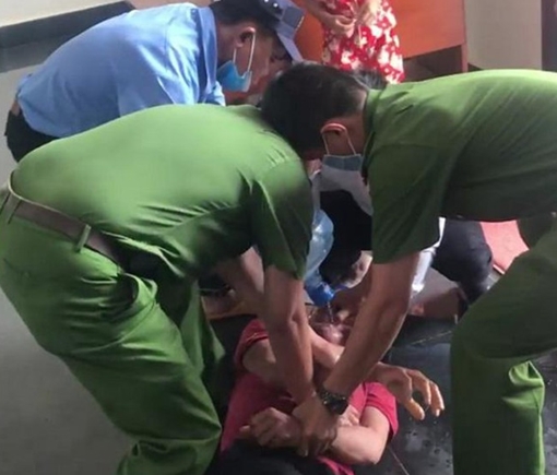 Mang thuốc sâu đến Tòa uống đòi tự tử để phản đối bản án