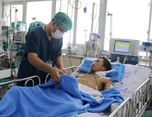 Người đàn ông bị rắn cắn đã được rút ống thở và tự thở tốt