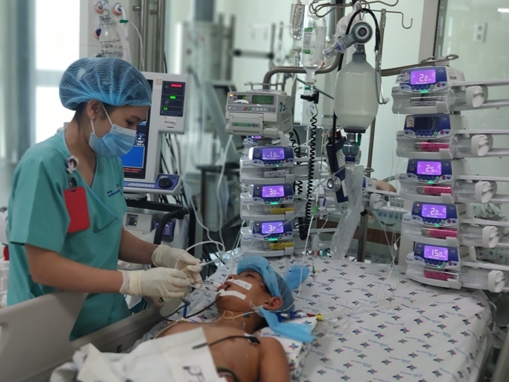 Hãy cứu giúp bé trai 12 tuổi bị viêm cơ tim cấp rất nguy kịch