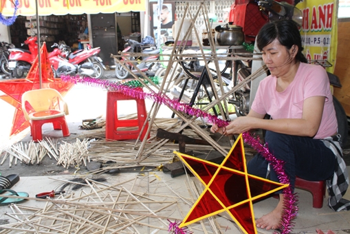 Lồng đèn trung thu truyền thống được người dân tìm mua