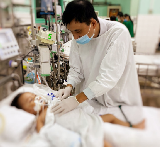 Bé 2 tuổi bị chó cắn rách cổ