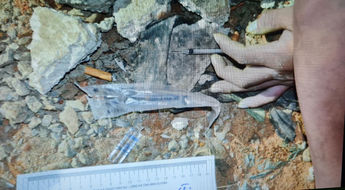 Hai người đàn ông tử vong tại chân cầu nghi sốc ma túy