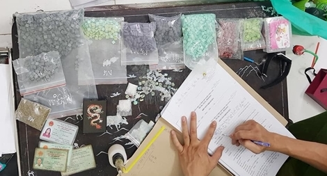 Phát hiện điểm sản xuất ma tuý lớn có súng