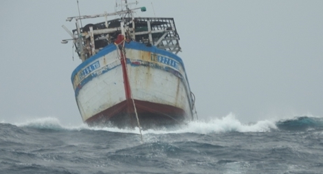 Hải quân cứu nạn và sửa chữa 2 tàu cá trên biển