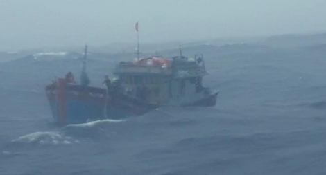 Kịp thời cứu 14 ngư dân Quảng Ngãi bị nạn trên biển