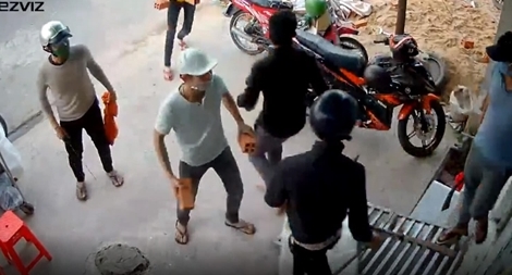 Đập phá tiệm hớt tóc vì chủ tiệm nói chuyện ồn ào