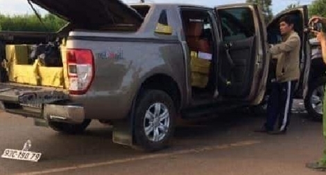 Xe ô tô 2 biển kiểm soát chở trên 400 kg pháo lậu  