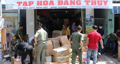 Thu giữ gần 2 tấn hàng giả tại một cửa hàng tạp hoá