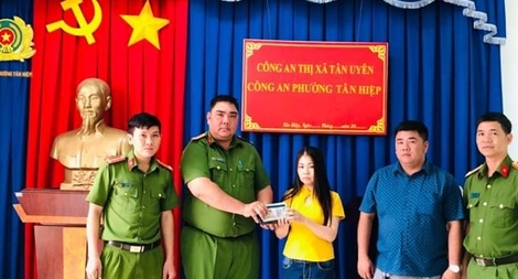 Chủ hàng điện thoại trả lại gần 100 triệu đồng cho khách để quên