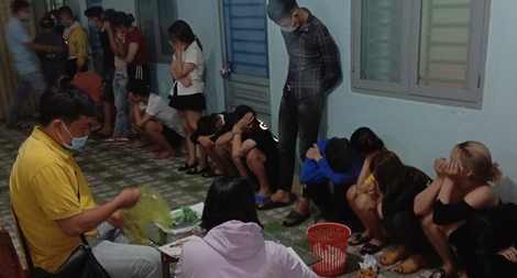 Chủ nhà nghỉ cùng hàng chục thanh niên mở "tiệc" ma túy