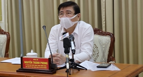 Không đeo khẩu trang, không được vào đường hoa Nguyễn Huệ