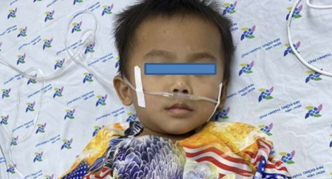 Trẻ uống nhầm dung dịch tẩy mực in để trong chai trà 0 độ