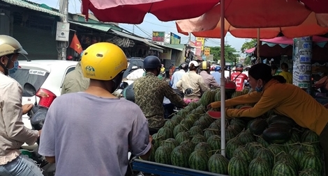 TP Hồ Chí Minh giãn cách mật độ mua sắm ở chợ, siêu thị