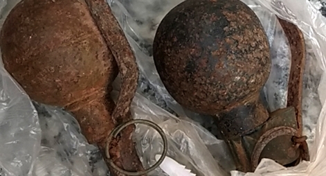 Phát hiện 2 trái lựu đạn trong vườn nhà