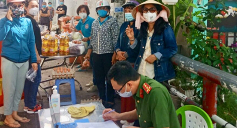 Công nhân tại phường Tân Tạo tạm nghỉ đến công ty từ sáng 14/6