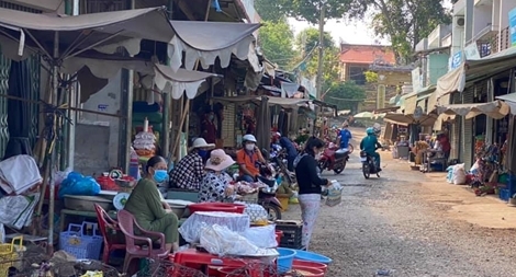Chống dịch COVID-19, Bình Phước phát phiếu cho các hộ dân đi chợ 