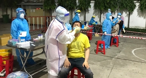 Tiếp nhận phản ánh của cử tri về phòng chống dịch qua tổng đài