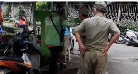 Tạm đình chỉ công tác hai bảo vệ dân phố đánh người ở chốt phong tỏa