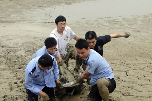 Cảnh sát cứu cụ ông lượm ve chai mắc kẹt trong đống bùn suốt 12h