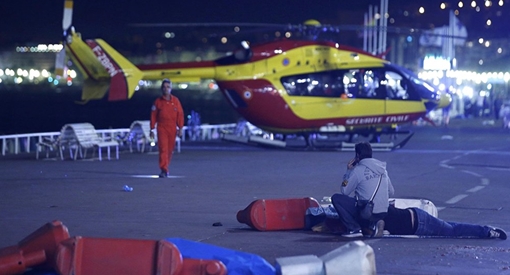 Khủng bố ở Pháp: Tài xế lao thẳng vào đám đông với tốc độ kinh hoàng