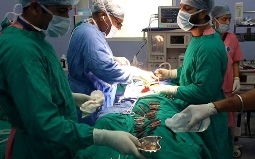 Choáng với 40 con dao được lấy ra từ bụng một bệnh nhân 