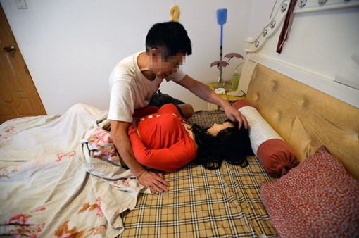 Xót xa câu chuyện bác sĩ “cưới” búp bê sau khi vợ mất vì ung thư