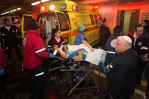 Một phụ nữ châu Á điên cuồng vung dao tấn công hành khách đi xe buýt