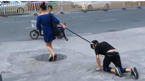 Dân mạng "ném đá" vì hành động "lạ" của một phụ nữ 