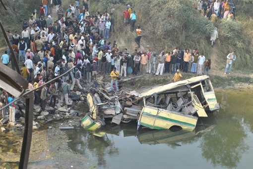 Ấn Độ: Xe buýt lao xuống lao xuống hồ, 32 người chết