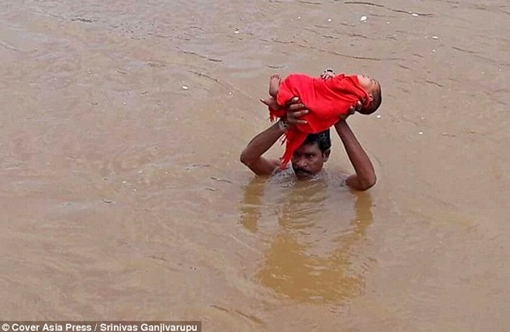 Xúc động cảnh cha đội con gái trên đầu băng qua nước lũ đến bệnh viện