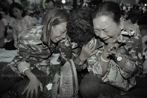 Người Thái Lan “hòa mưa lệ” khóc thương Đức Vua