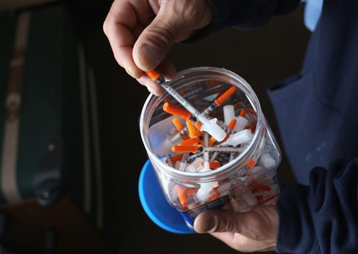 Bác sĩ dùng lại kim tiêm, 5 người bị nhiễm HIV