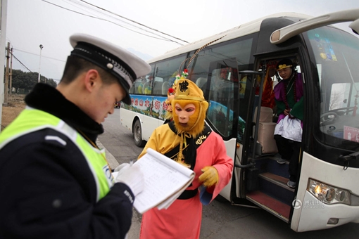 CSGT bắt gặp "Tôn Ngộ Không" chở “hàng chục yêu tinh” trên xe buýt