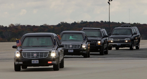 Vật thể “lạ” bay thẳng vào đoàn xe của Tổng thống Donald Trump