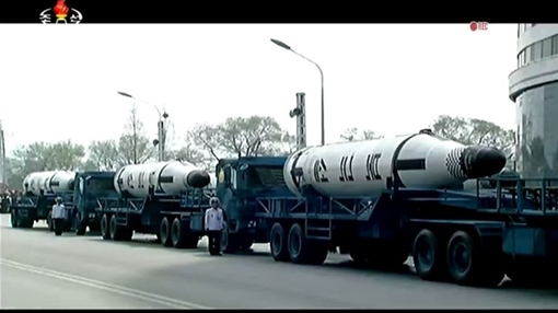 Triều Tiên khoe tên lửa phóng từ tàu ngầm trong lễ diễu binh 