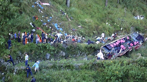 Xe buýt mất phanh lao xuống vực ở Philippines,  31 người chết