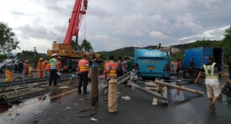 Lật xe trên đường cao tốc ở Trung Quốc, 19 người chết