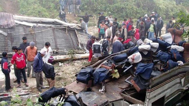 Xe buýt chở tín đồ đi lễ rơi xuống sông, 31 người chết thảm