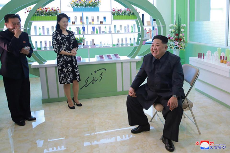 Ông Kim Jong un bất ngờ dẫn phu nhân xinh đẹp đi chọn mỹ phẩm