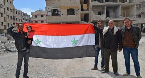 Quốc kỳ Syria bay cao trên bầu trời Douma, thị trấn hoàn toàn được giải phóng
