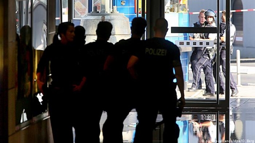 Bắt cóc con tin tại Đức, Cảnh sát phong tỏa Nhà ga Cologne