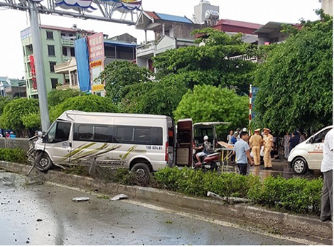 8 người nguy kịch khi xe 16 chỗ nát bét đầu “trèo” dải phân cách