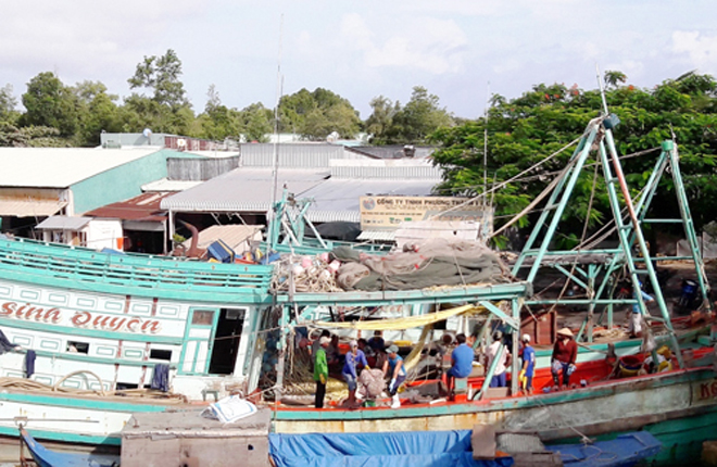 5 người bị ngạt khí dưới hầm tàu cá