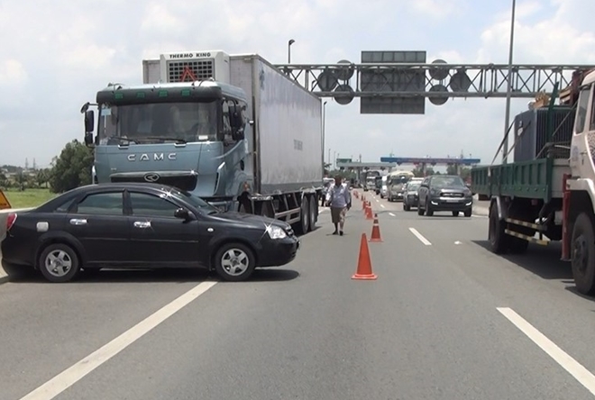 Kêu cứu trong xe 4 chỗ bị xe tải đẩy đi hơn 100 mét trong cao tốc