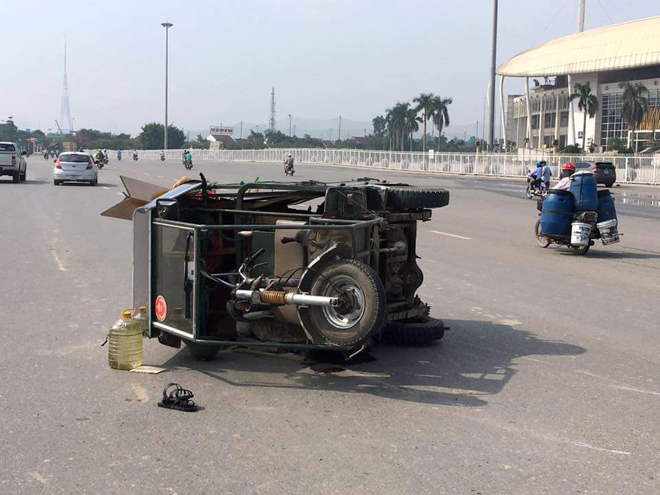 Nữ sinh viên bị thương nặng sau khi va vào xe thương binh