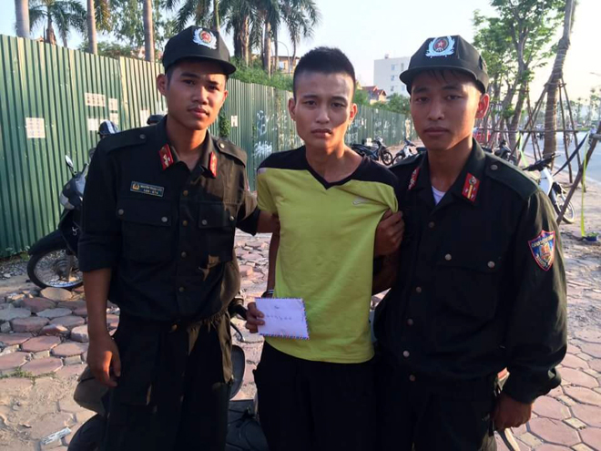 Giấu ma túy trong túi quần đi bán thì gặp  Công an